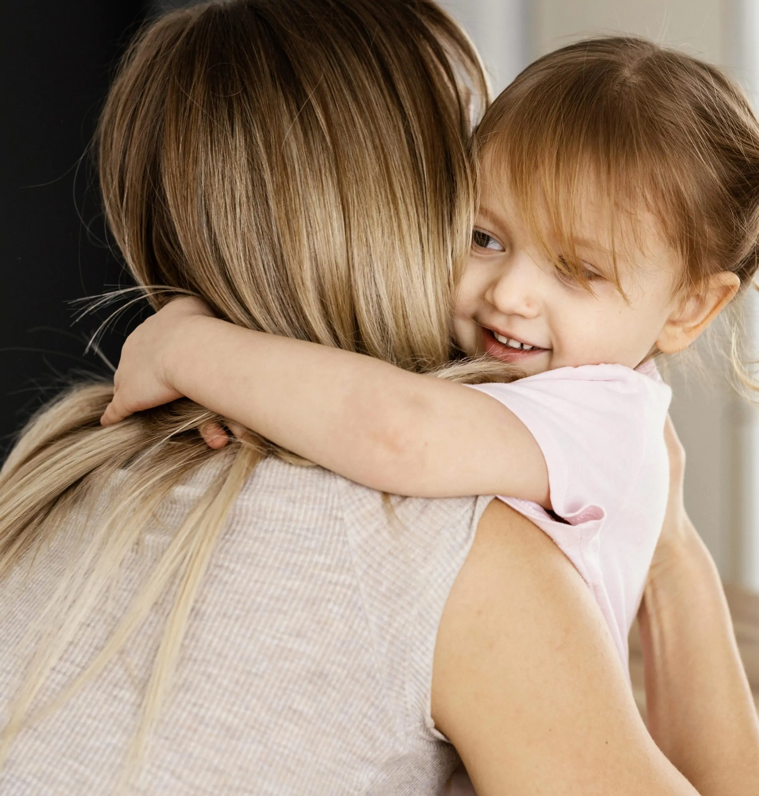 Jeune femme qui serre sa fille dans ses bras - Les bienfaits de la Sophrologie